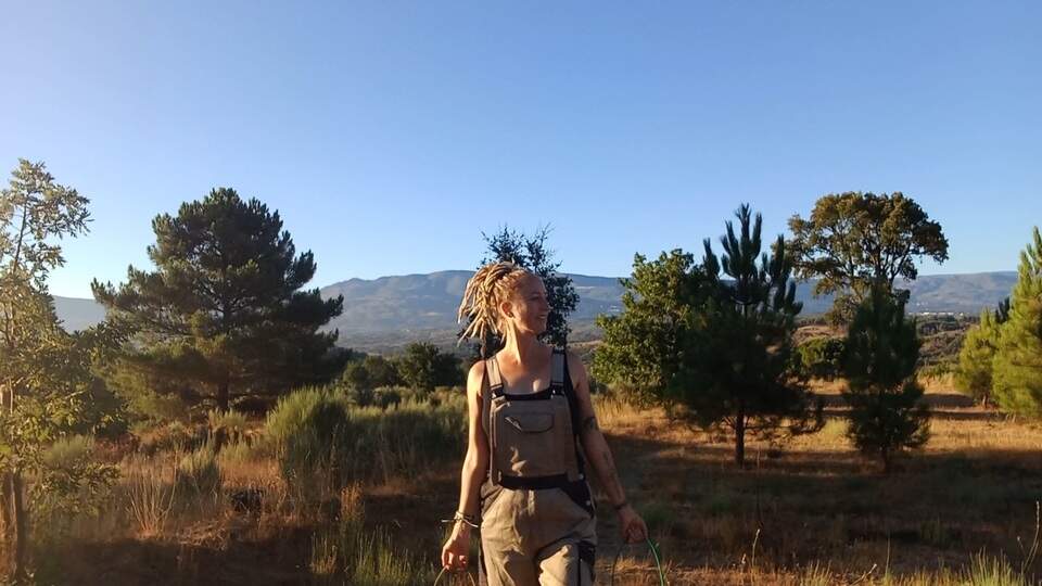 Margons ouders hadden voor haar uitzet gespaard, maar ze wilde reizen: ’Nu woon ik off-grid in Portugal’